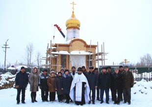 В НИЖНЕВАРТОВСКОМ РАЙОНЕ УСТАНОВИЛИ КУПОЛ И КРЕСТ СТРОЯЩЕЙСЯ ЧАСОВНИ