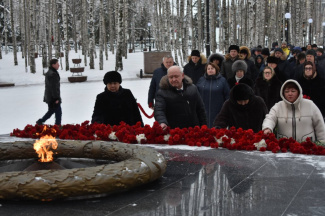 ДЕЛЕГАЦИЯ НИЖНЕВАРТОВСКОГО РАЙОНА ПРИНЯЛА УЧАСТИЕ В ВОЗЛОЖЕНИИ ЦВЕТОВ В ЧЕСТЬ ДНЯ ГЕРОЕВ ОТЕЧЕСТВА