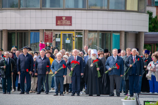 УЧАСТНИКИ И ГОСТИ ДНЯ РОЖДЕНИЯ НИЖНЕВАРТОВСКОГО РАЙОНА ПОЧТИЛИ ПАМЯТЬ ГЕРОЕВ ВЕЛИКОЙ ОТЕЧЕСТВЕННОЙ ВОЙНЫ