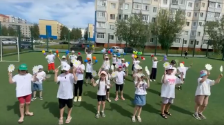 ВОСПИТАННИКИ ЛЕТНЕГО ПРИШКОЛЬНОГО ЛАГЕРЯ ИЗЛУЧИНСКОЙ НАЧАЛЬНОЙ ШКОЛЫ ПРИНЯЛИ УЧАСТИЕ ВО ФЛЕШМОБЕ «МОЯ СЕМЬЯ»