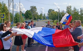 ЖИТЕЛИ СЕЛА ПОКУР ПРИНЯЛИ УЧАСТИЕ В АКЦИИ «ОДИН ФЛАГ – ОДНА СТРАНА!» И РАЗВЕРНУЛИ ТРИКОЛОР ДЛИНОЮ БОЛЕЕ 6 МЕТРОВ