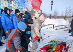 ПАМЯТНАЯ АКЦИЯ «ЦВЕТЫ У ОБЕЛИСКА»