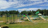 В Зайцевой Речке проводятся работы по благоустройству детской игровой площадки 